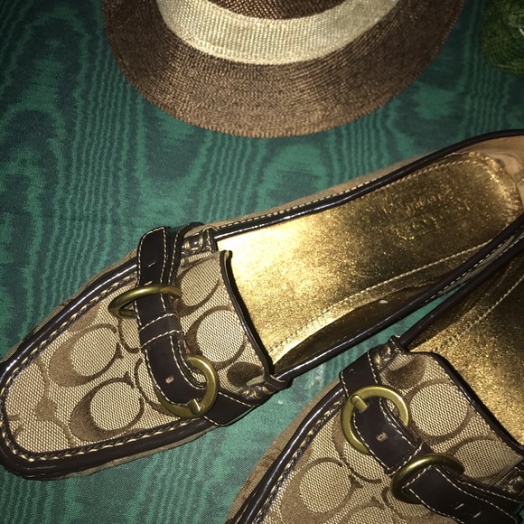 ❌SOLD❌Coach (Sharin) Khaki, signature loafers - Picture 2 of 12